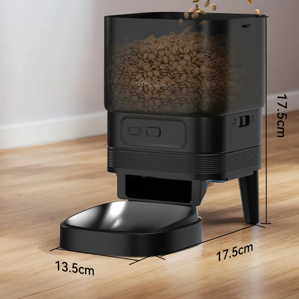 Nourrisseur automatique chat noir avec dimensions 17,5 x 13,5 x 17,5 cm sur parquet