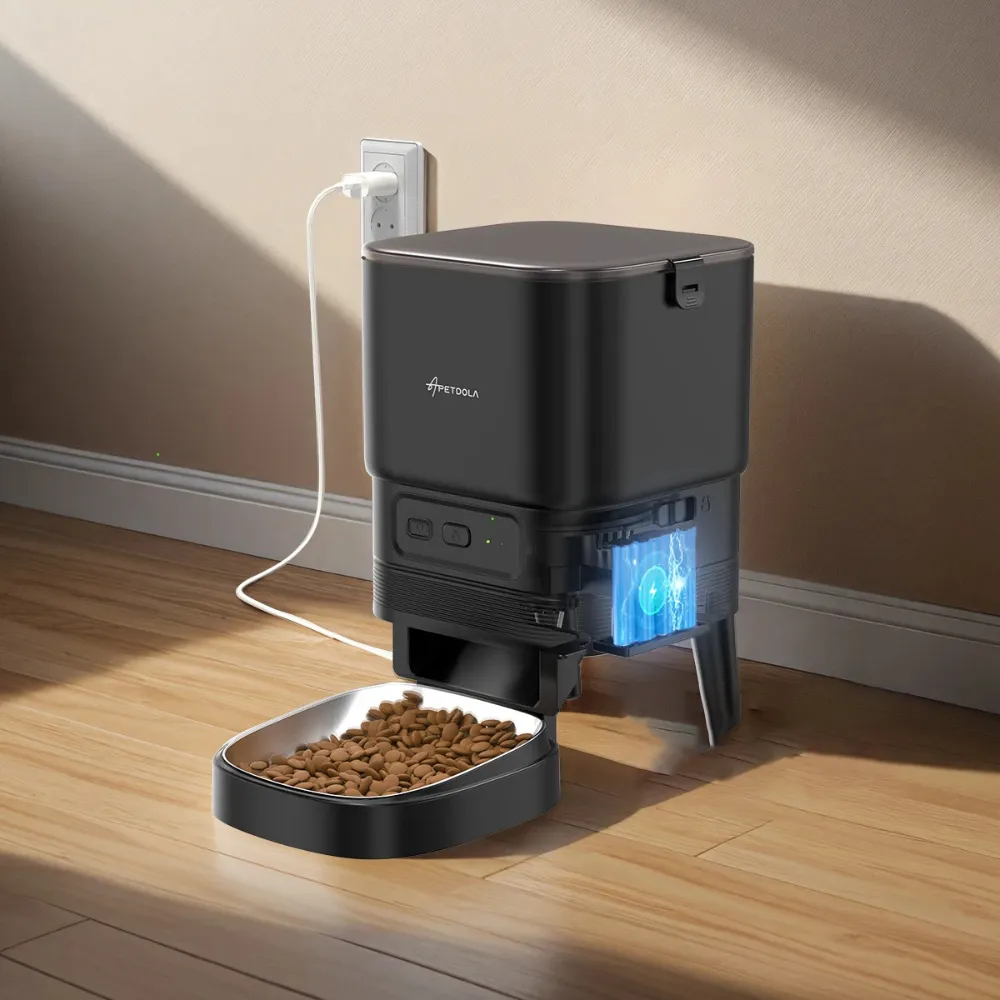 Distributeur croquettes chat branché en USB avec gamelle inox remplie de croquettes