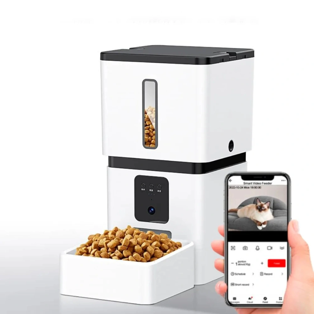 Distributeur croquette chat connecté 8L avec croquettes dans le plateau et application mobile affichée