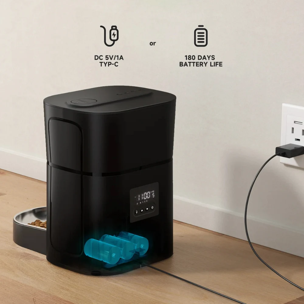 Distributeur croquette noir branché en USB-C avec écran LCD et compartiment piles visible