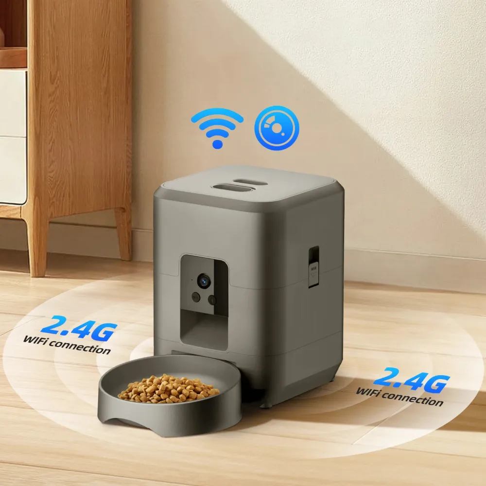 Distributeur croquette connecté Wi-Fi 2,4 GHz avec gamelle remplie de croquettes en intérieur