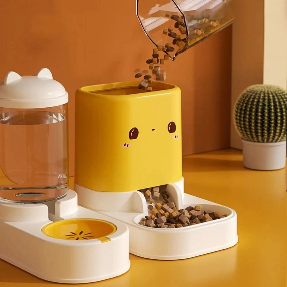 Distributeur croquettes jaune à gravité avec réservoir eau blanc, gamelle remplie de croquettes