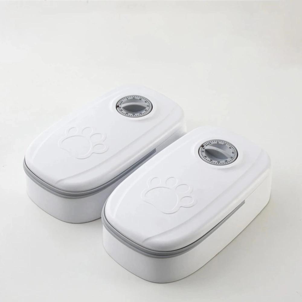 Deux distributeurs croquettes chat blanc avec minuterie mécanique et joint gris posés ensemble