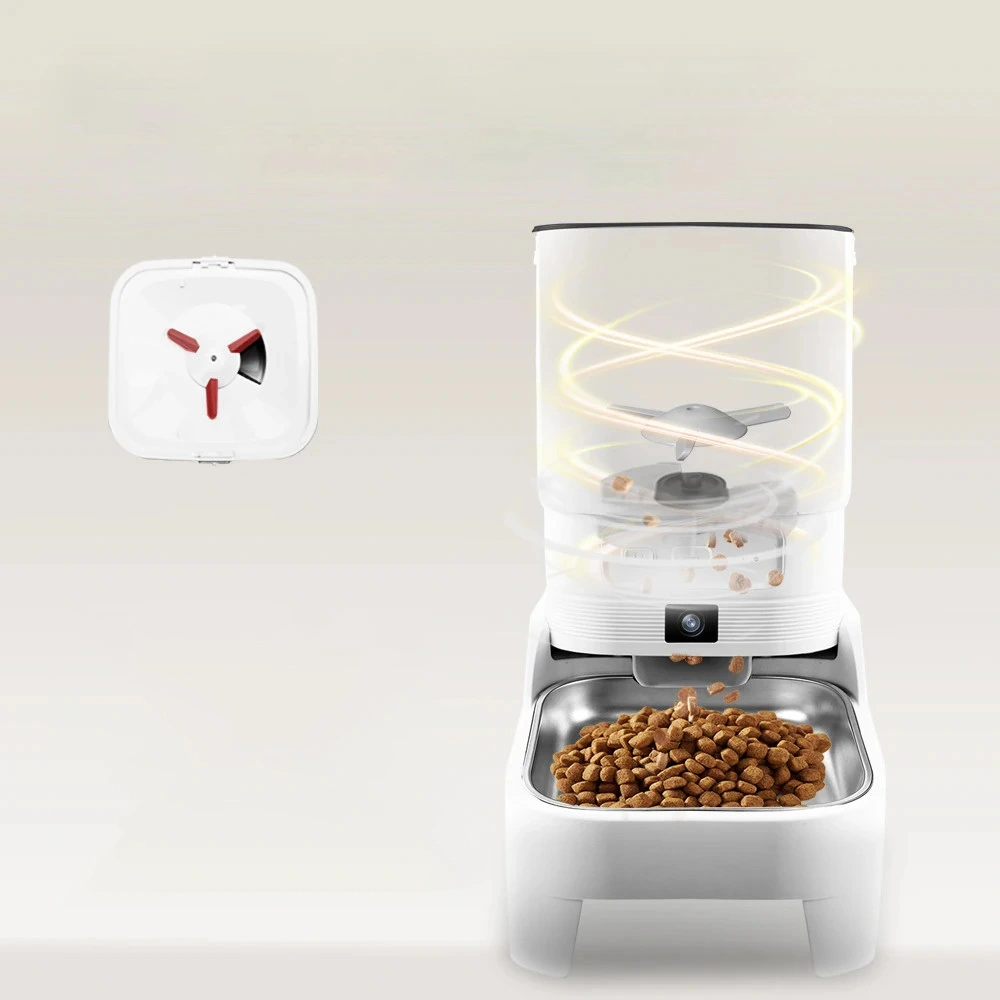Vue transparente du mécanisme distributeur avec croquettes tombant dans la gamelle inox