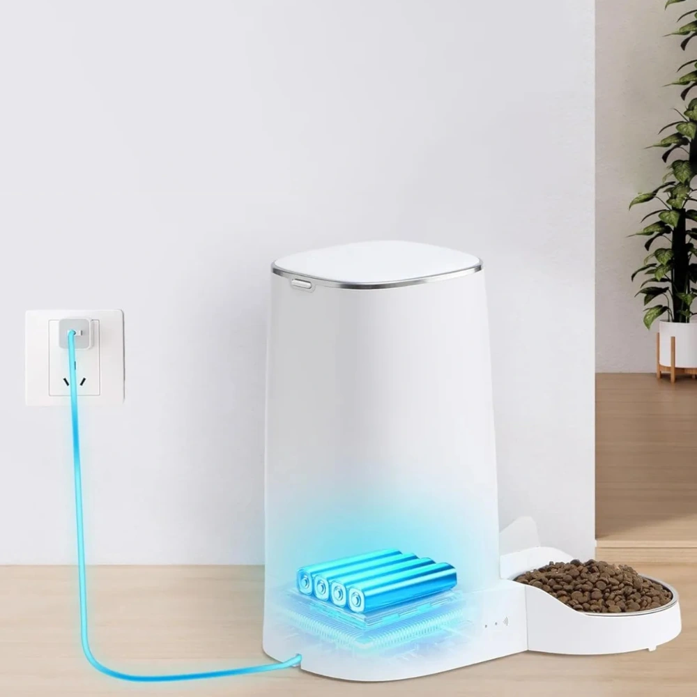 Nourrisseur automatique pour chat branché sur secteur avec compartiment piles visible sous l'appareil