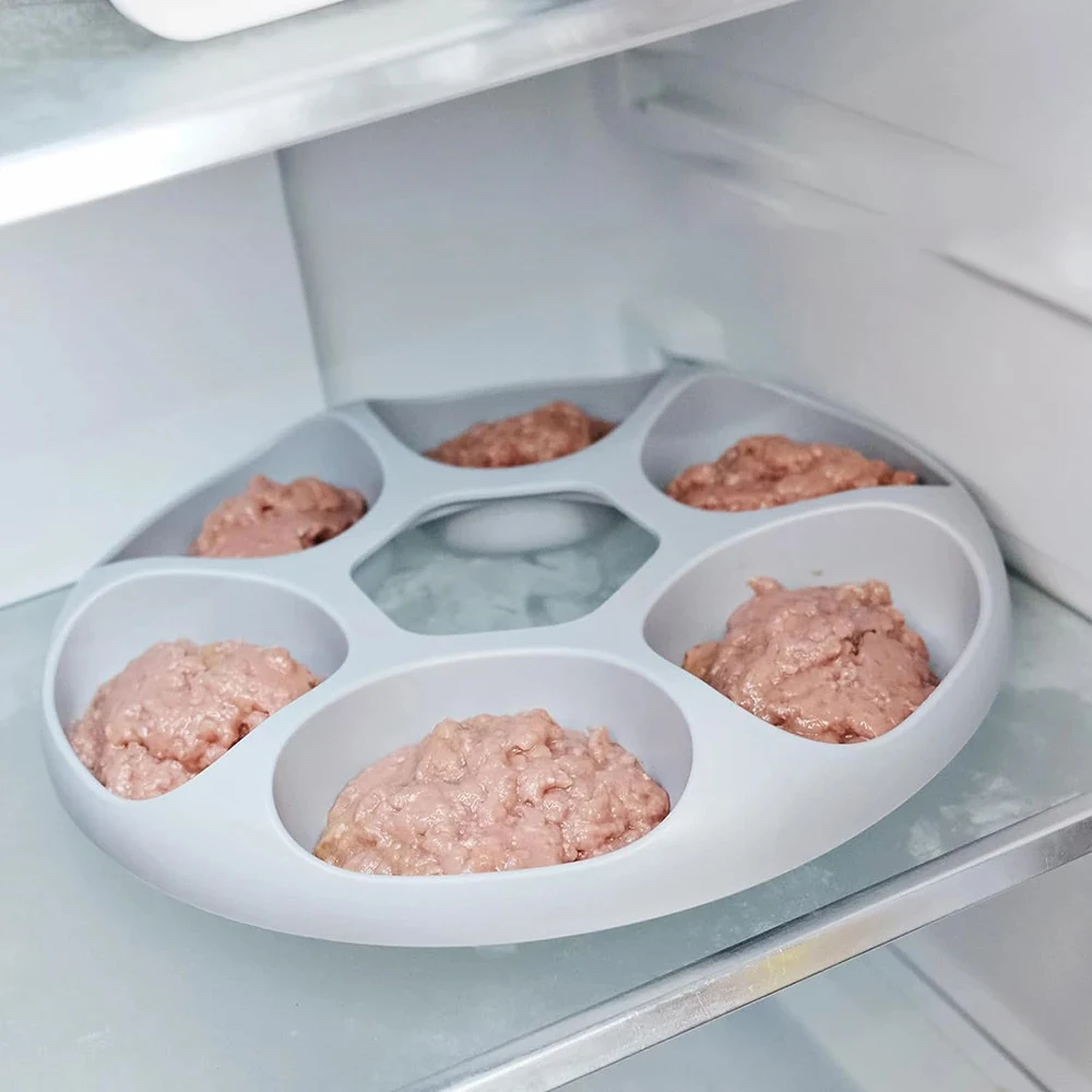 Plateau rotatif à 6 compartiments contenant de la nourriture humide placé dans un réfrigérateur