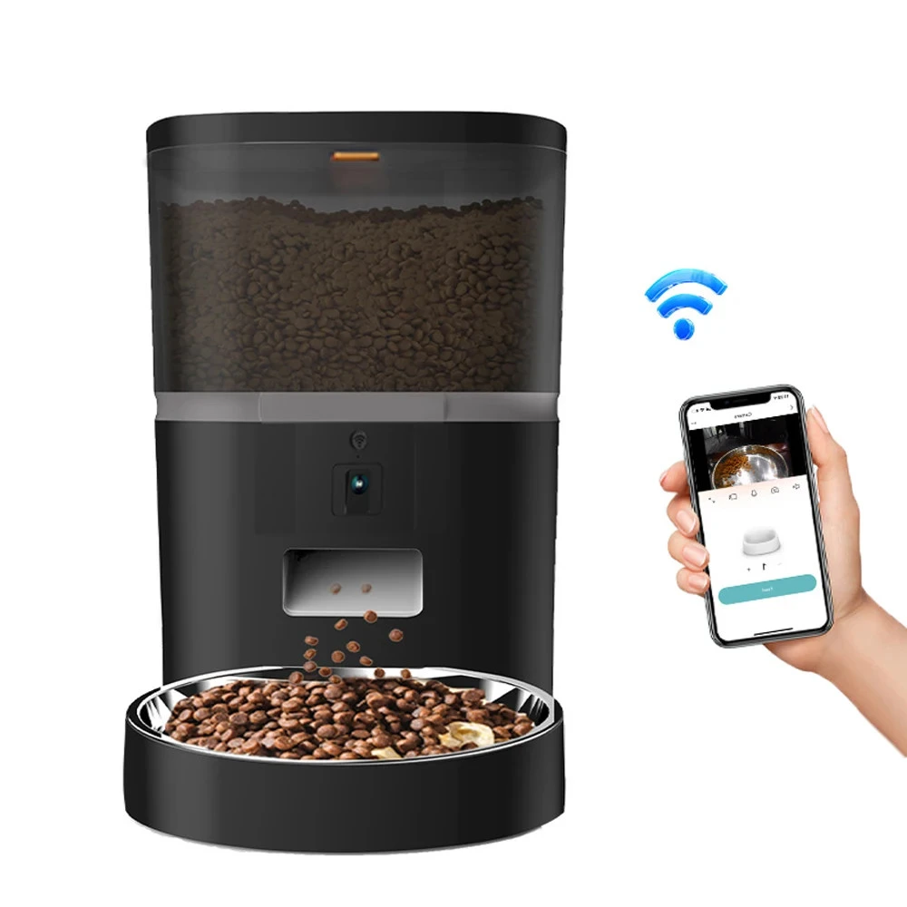 Distributeur croquette noir connecté avec caméra, gamelle inox remplie de croquettes et application Wi-Fi