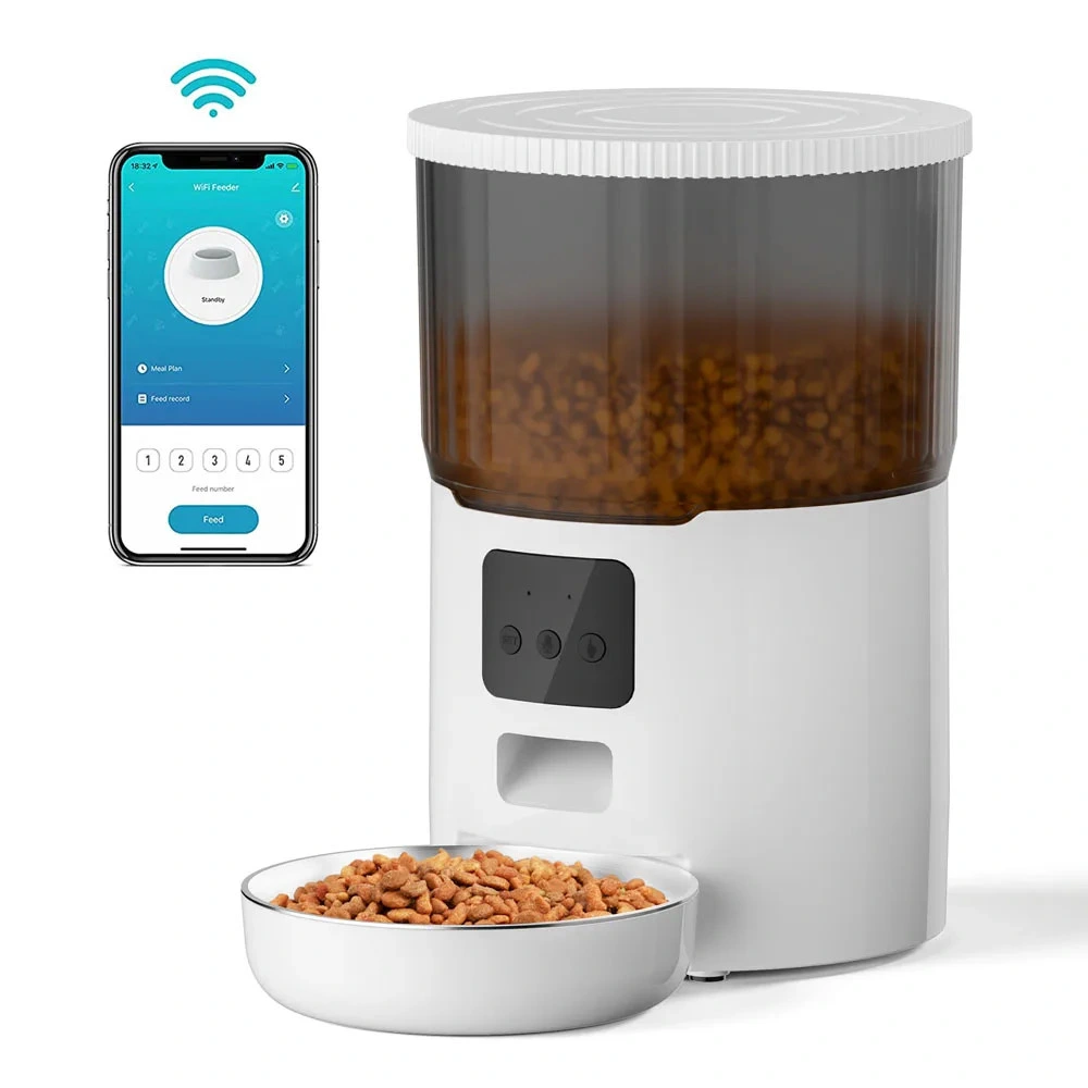Distributeur croquette blanc connecté avec gamelle inox et smartphone affichant l'application Wi-Fi
