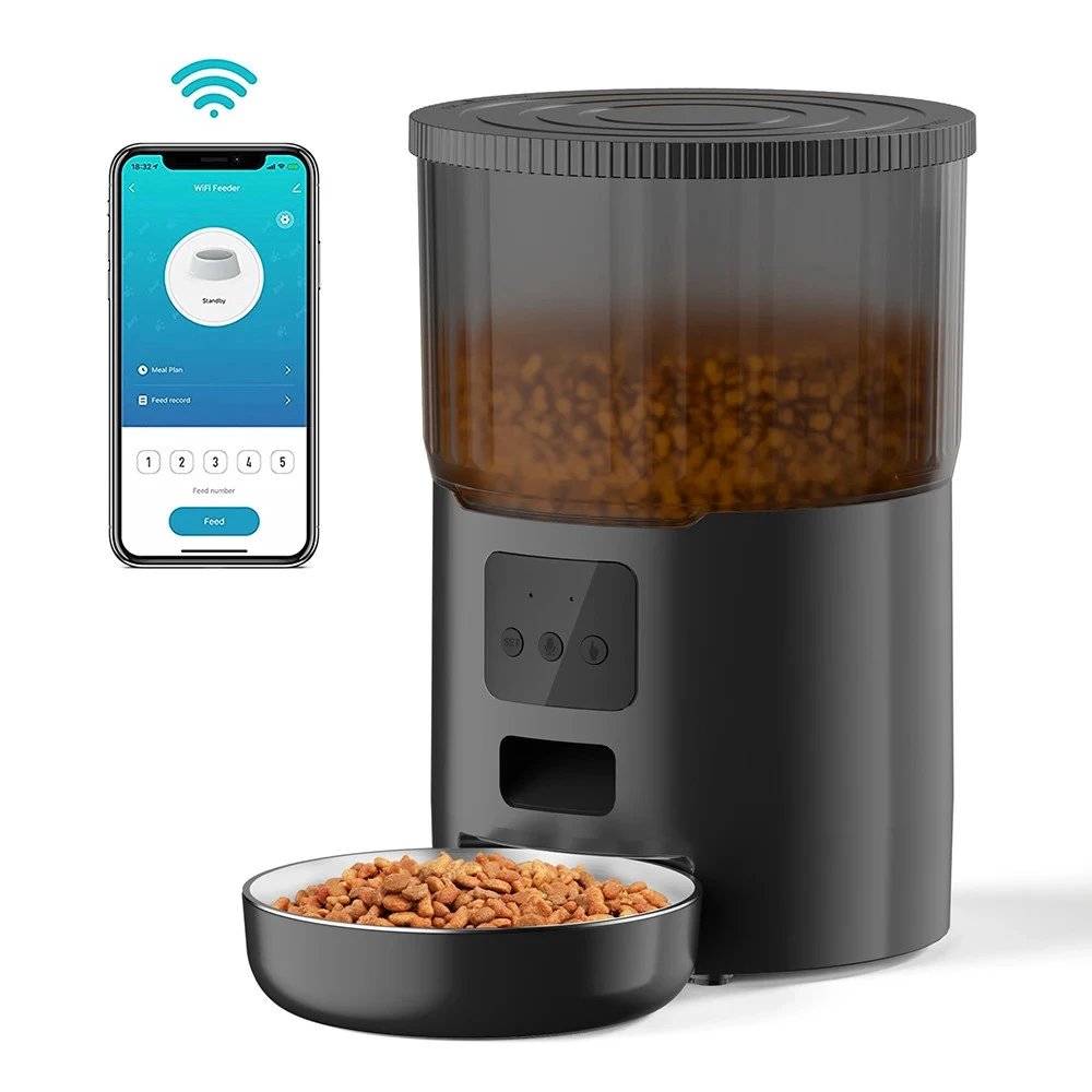 Nourrisseur automatique noir pour chien avec app mobile Wi-Fi et gamelle inox remplie de croquettes