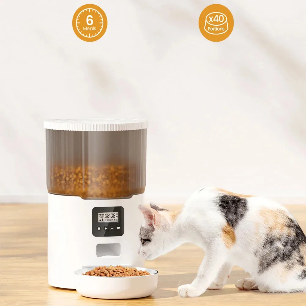 Nourrisseur automatique blanc avec écran LCD et chat calico mangeant dans la gamelle inox