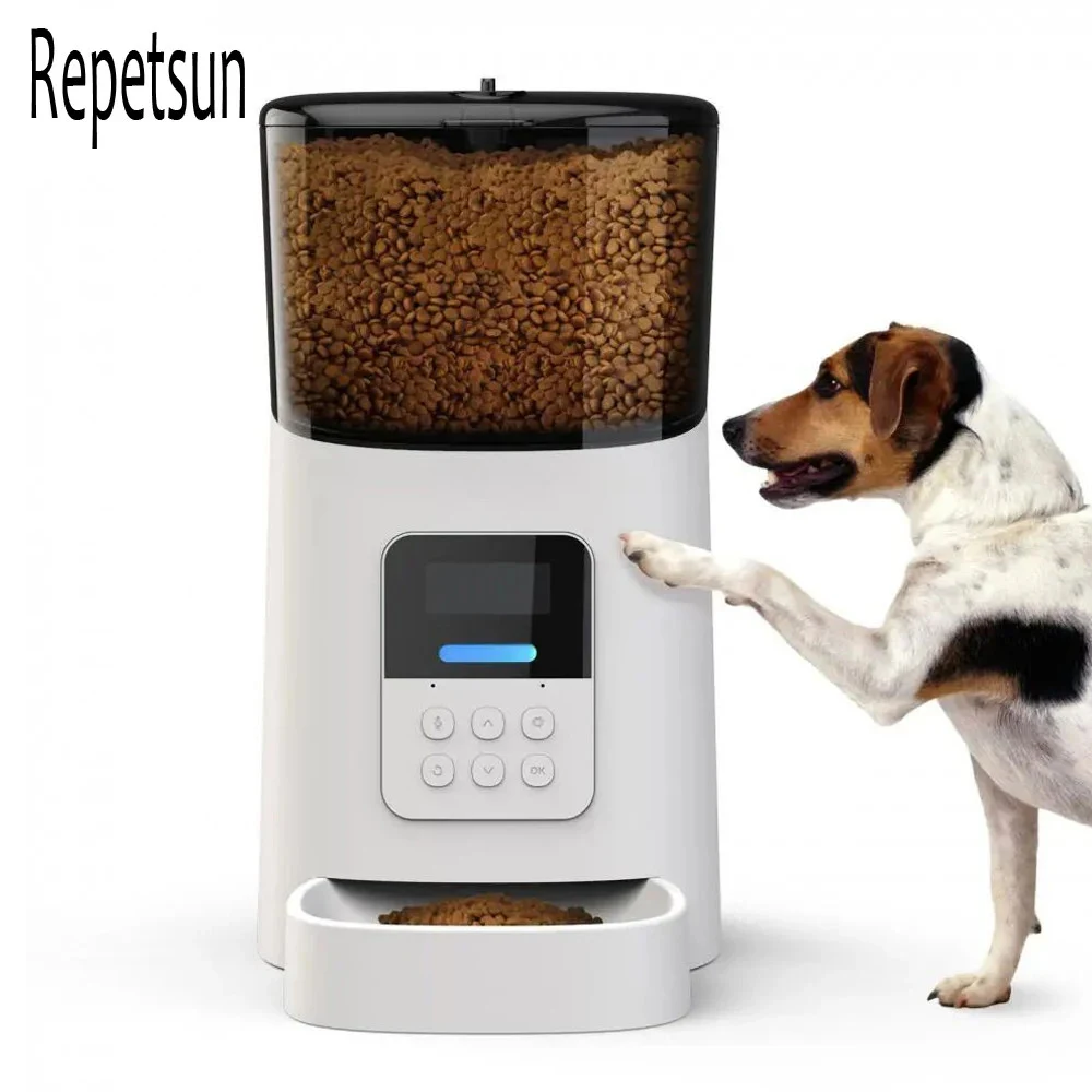 Distributeur croquettes 6L blanc avec chien de taille moyenne posant sa patte sur l'appareil
