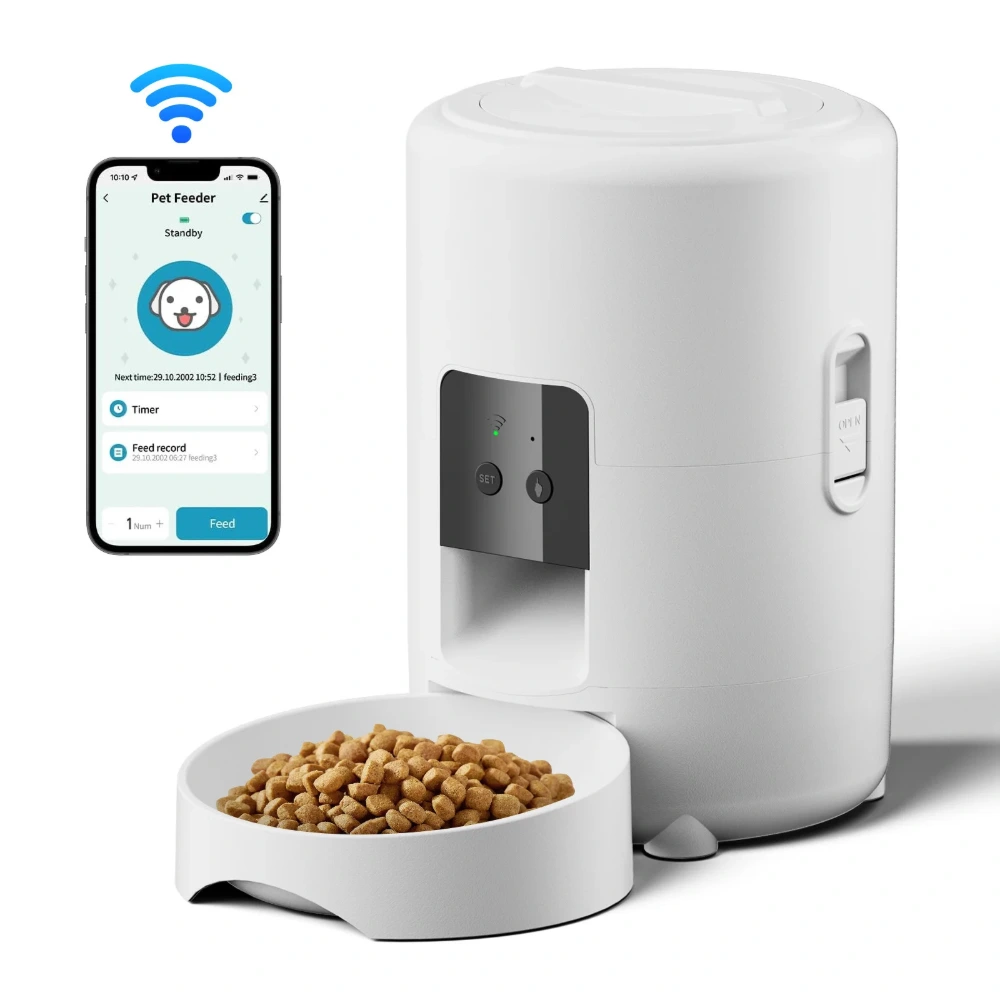 Distributeur croquettes blanc connecté chat avec gamelle remplie et application smartphone visible