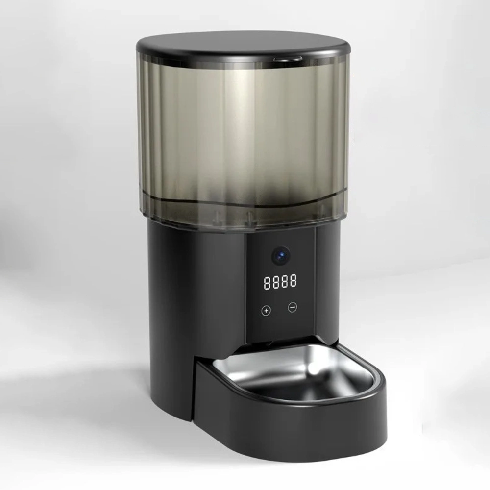 Distributeur croquette automatique noir connecté avec écran LCD et bol inox, vue de face légèrement de côté