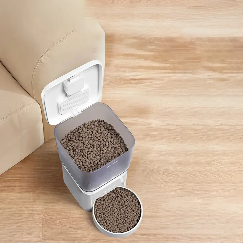 Distributeur croquettes Rojeco ouvert par le dessus, réservoir rempli visible, bol inox au sol