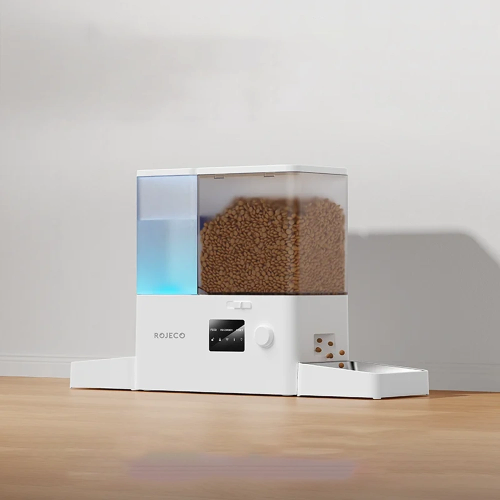 Distributeur croquettes et eau Rojeco posé sur parquet, écran LCD et gamelle inox visibles