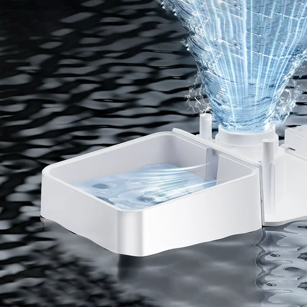 Gros plan sur le système d'alimentation en eau gravitaire et la gamelle blanche remplie d'eau