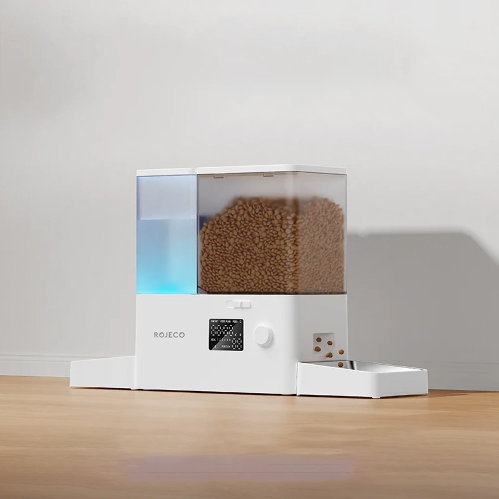 Distributeur Rojeco de face, écran LCD visible, croquettes tombant dans la gamelle inox
