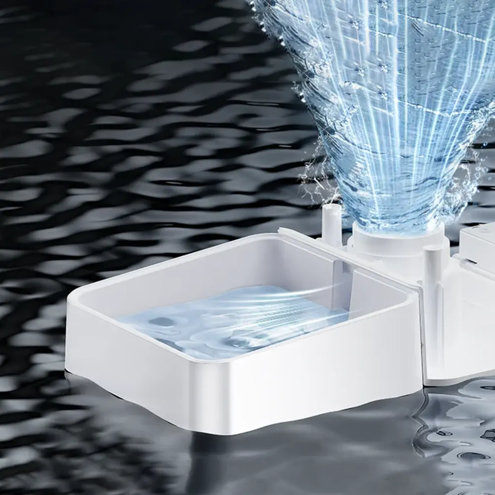 Gros plan sur le mécanisme de remplissage d'eau par gravité dans la gamelle blanche du Rojeco