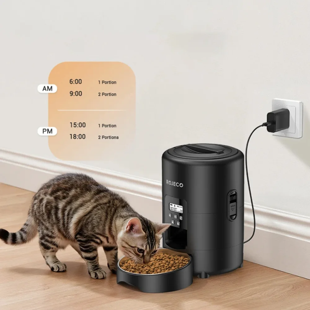 Distributeur Rojeco noir connecté secteur avec planning de repas affiché en arrière-plan