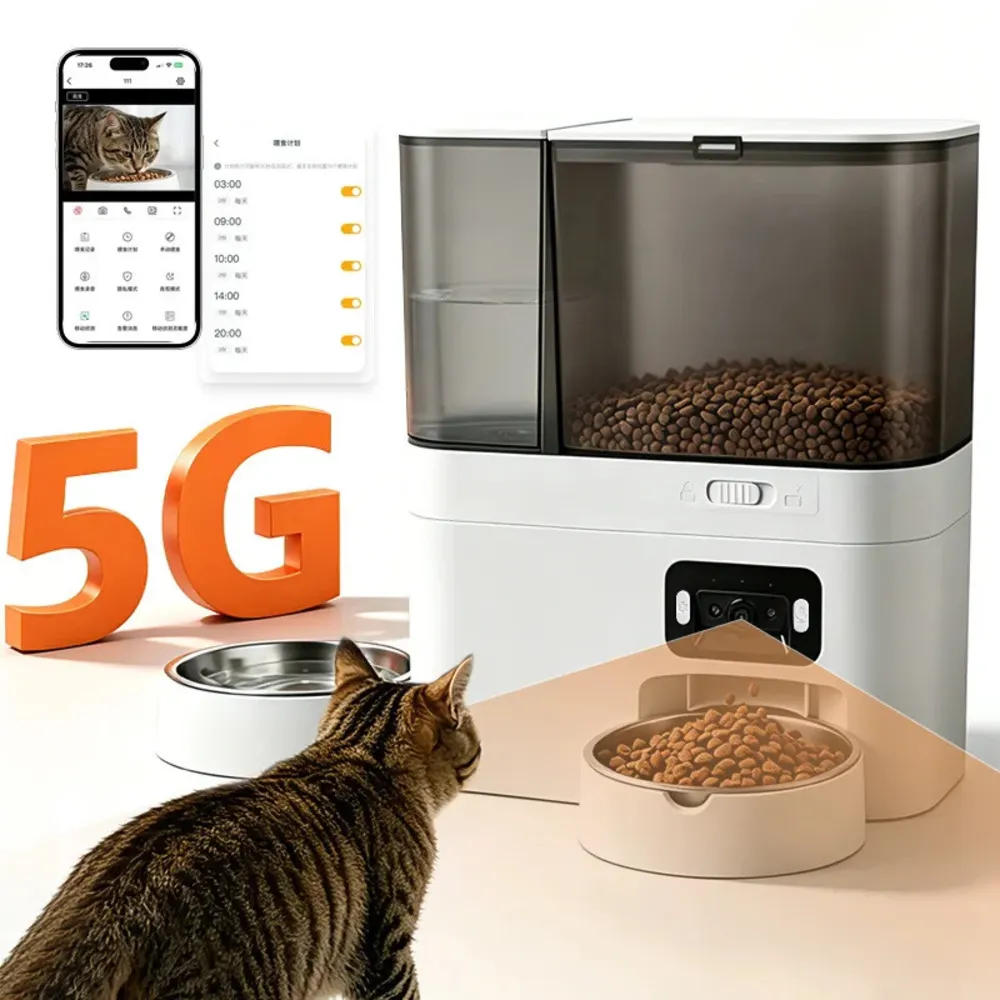 Distributeur croquette connecté 5G avec chat en train de manger et interface application mobile