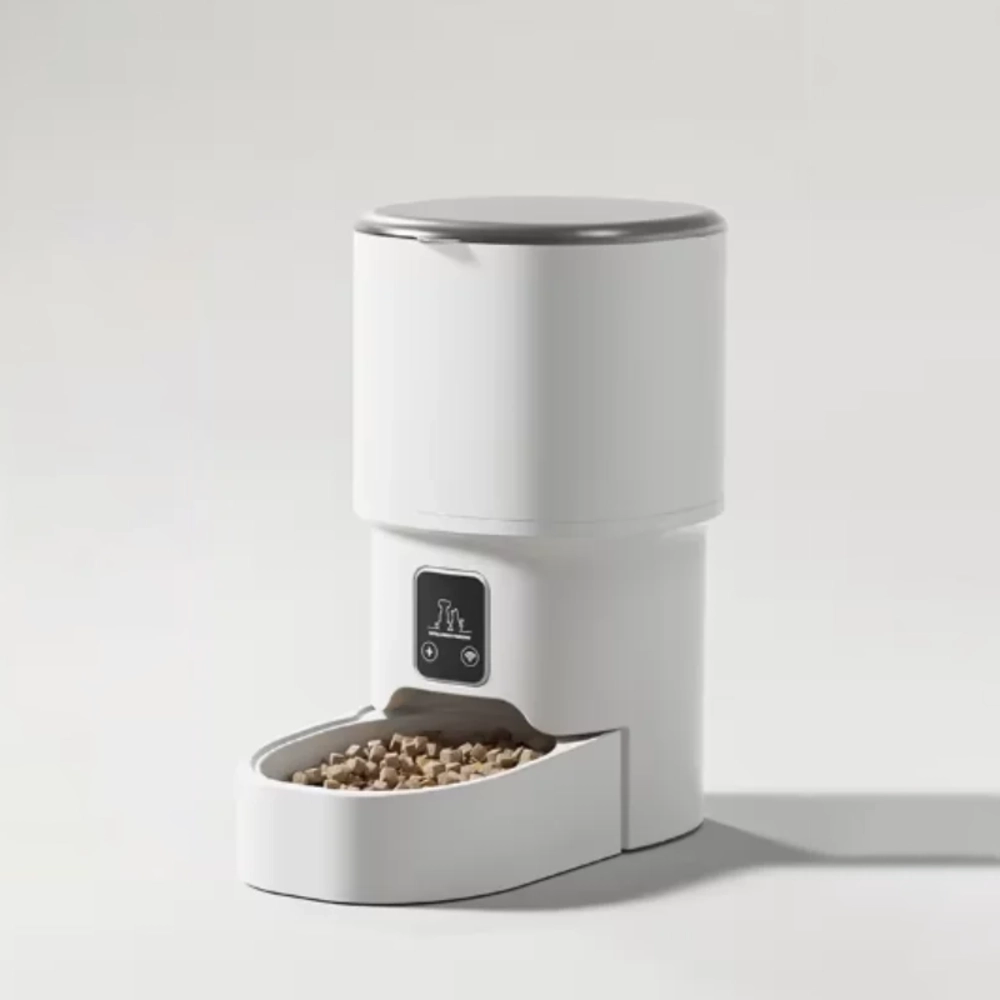 Distributeur croquettes automatique blanc design vue de face fond blanc épuré