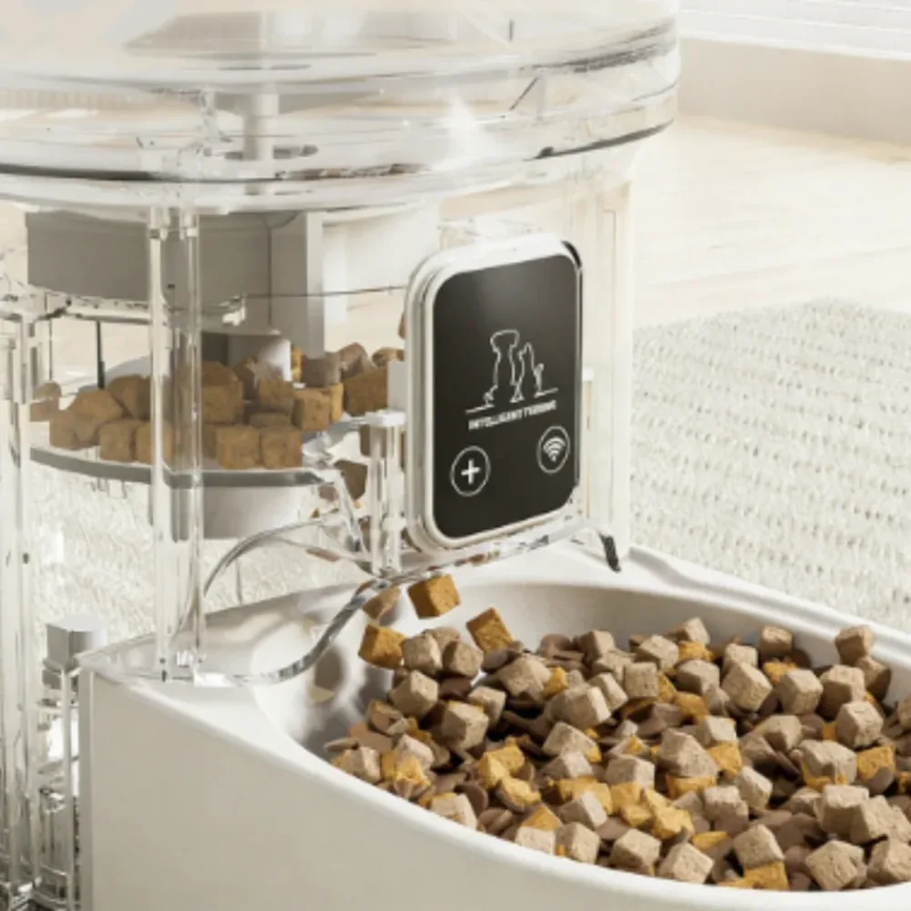 Gros plan sur le panneau Wi-Fi et la gamelle remplie de croquettes d'un nourrisseur automatique