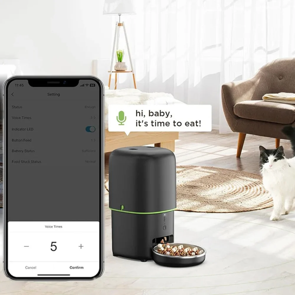 Nourrisseur automatique Furpipi noir avec application smartphone affichant les paramètres vocaux et un chat en arrière-plan