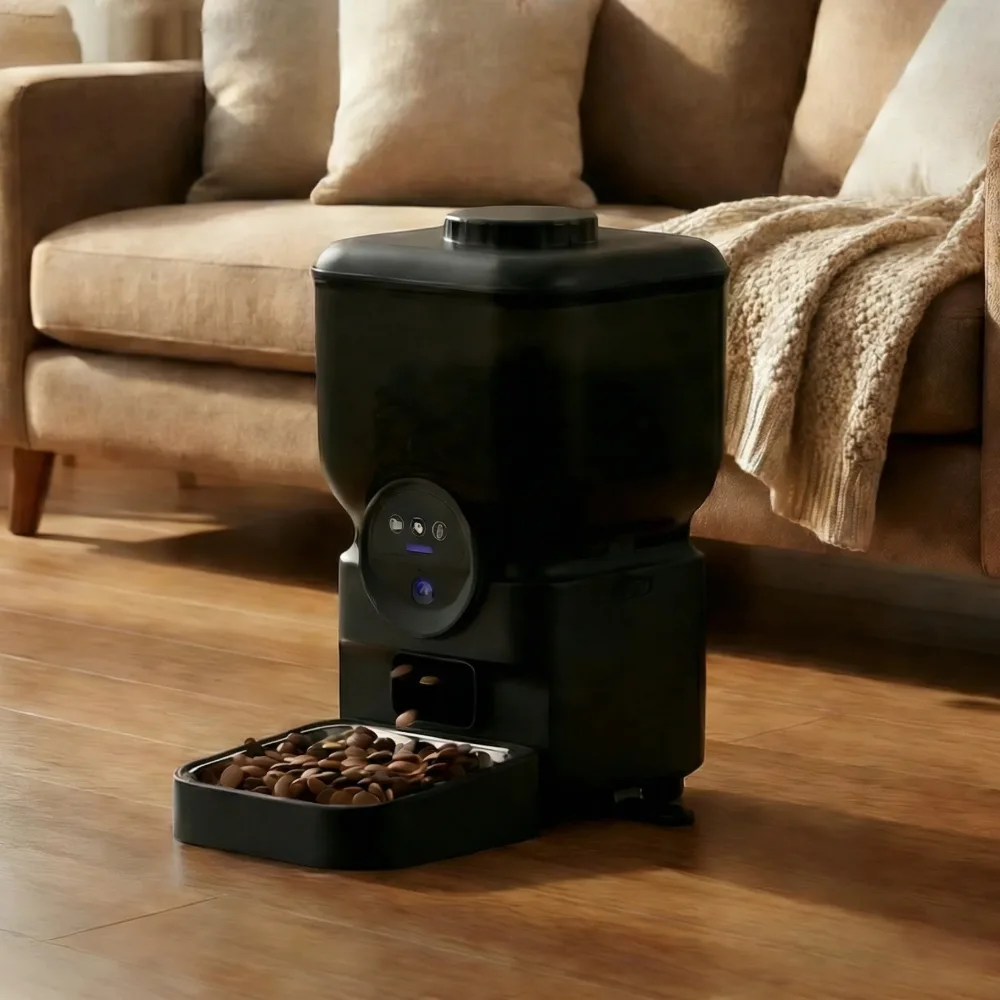 Distributeur automatique de croquettes noir posé sur parquet dans salon avec canapé beige