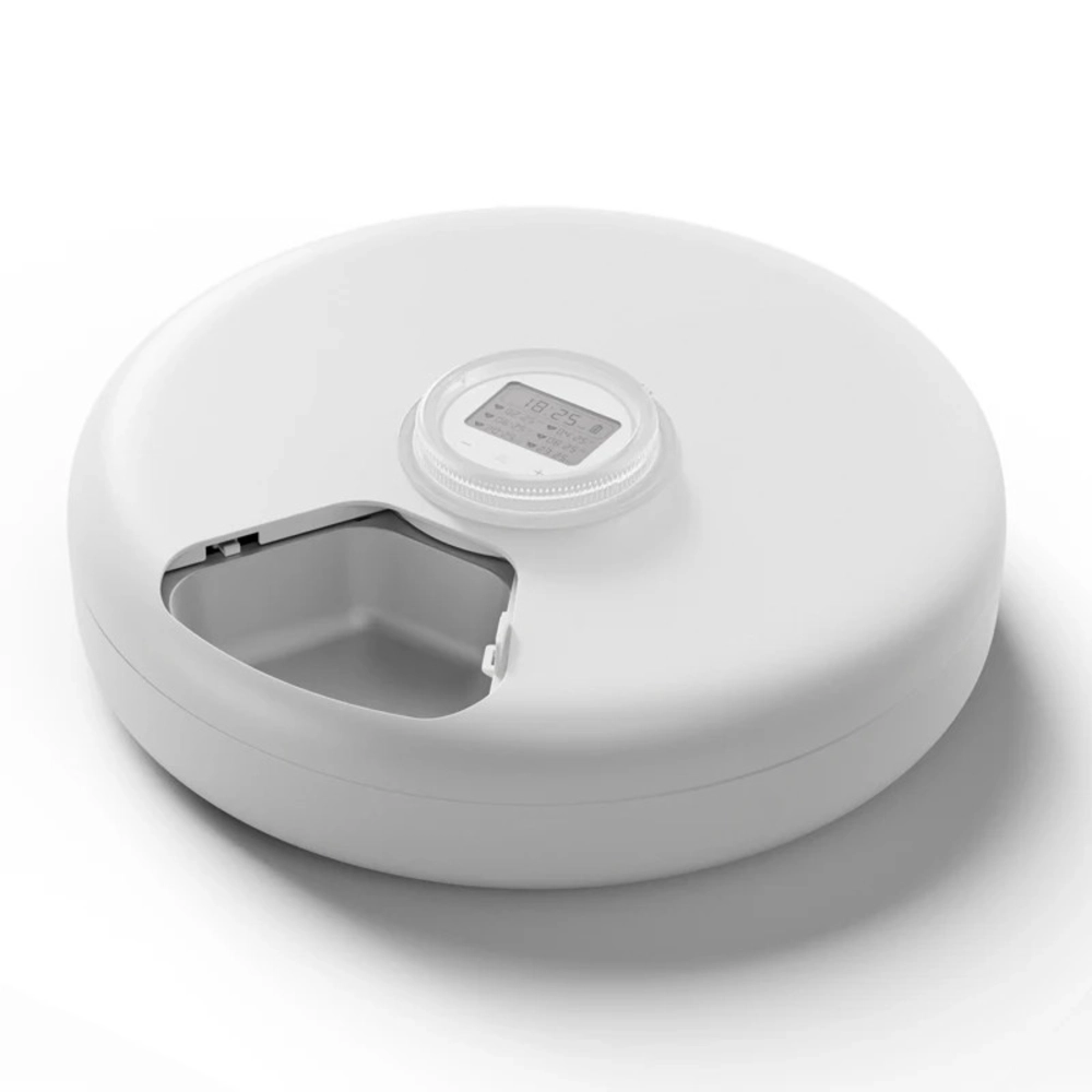 Vue de côté du distributeur automatique de repas chat blanc avec compartiment ouvert sur le côté