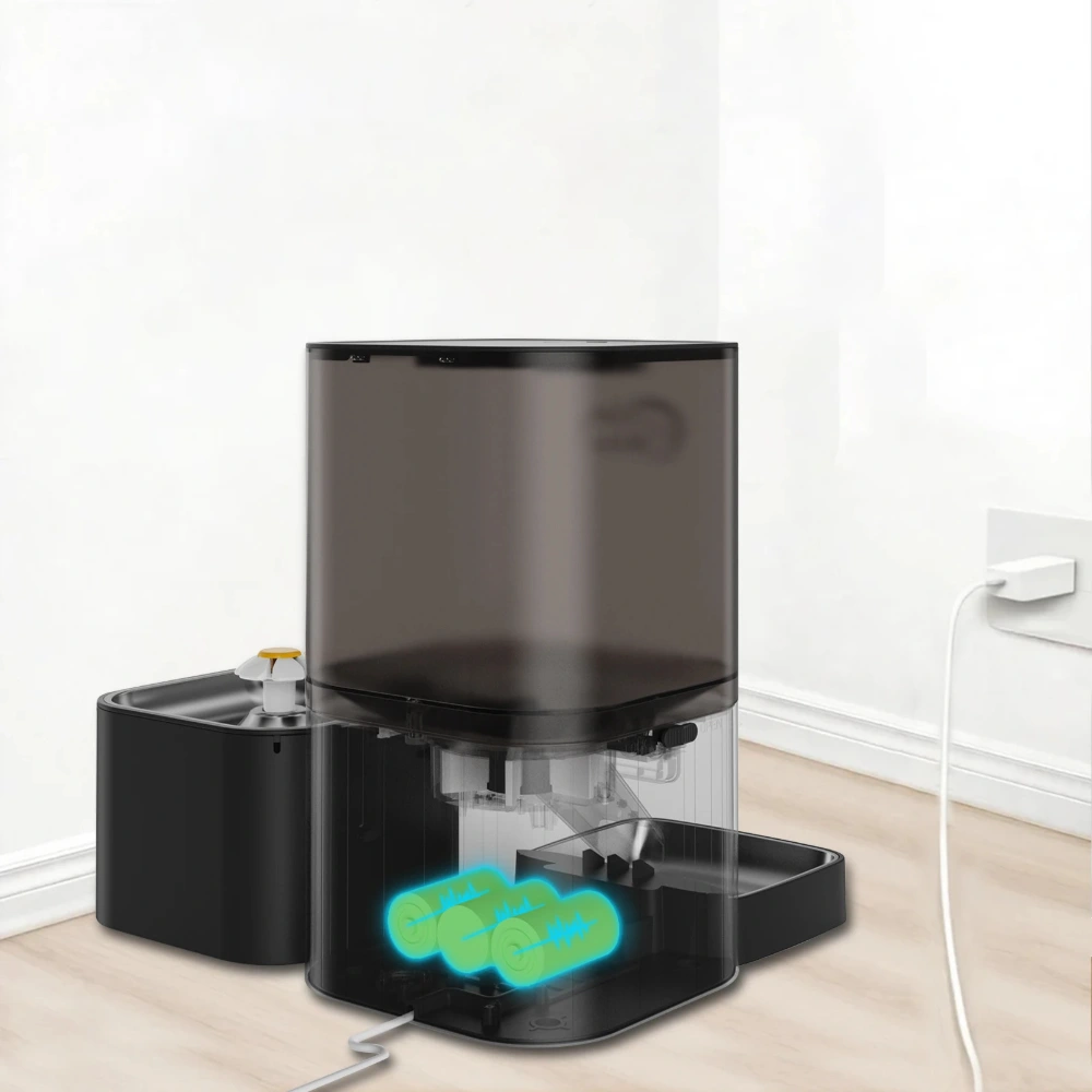 Vue intérieure du distributeur croquette noir avec compartiment piles et câble USB branché