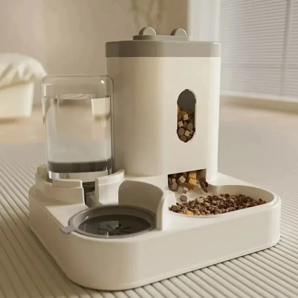 Distributeur combiné croquettes et eau pour chat, coloris gris, posé sur surface rayée