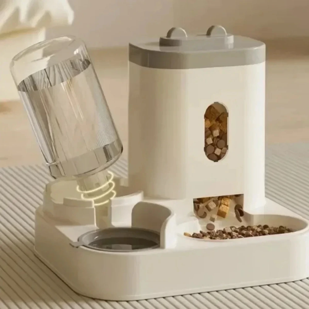 Vue latérale du nourrisseur automatique chat avec réservoir d'eau incliné et gamelle croquettes