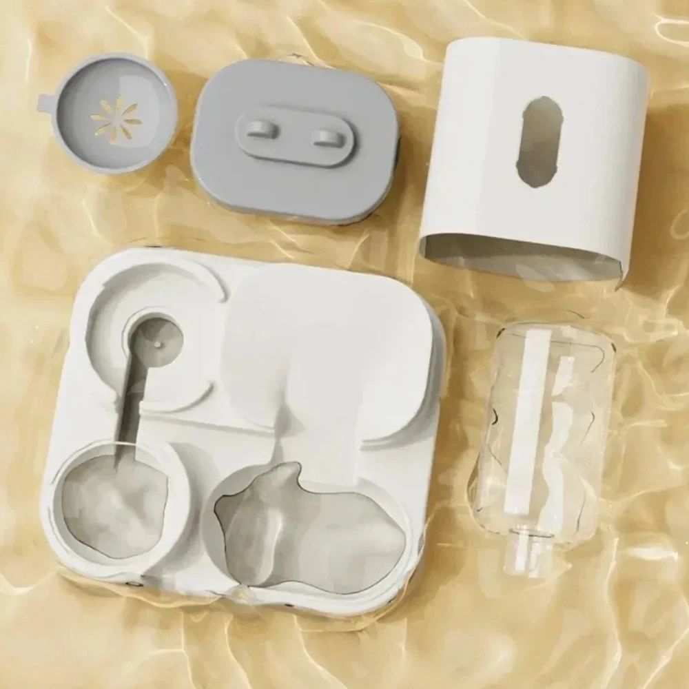 Toutes les pièces démontées du distributeur combiné chat disposées à plat sur fond beige