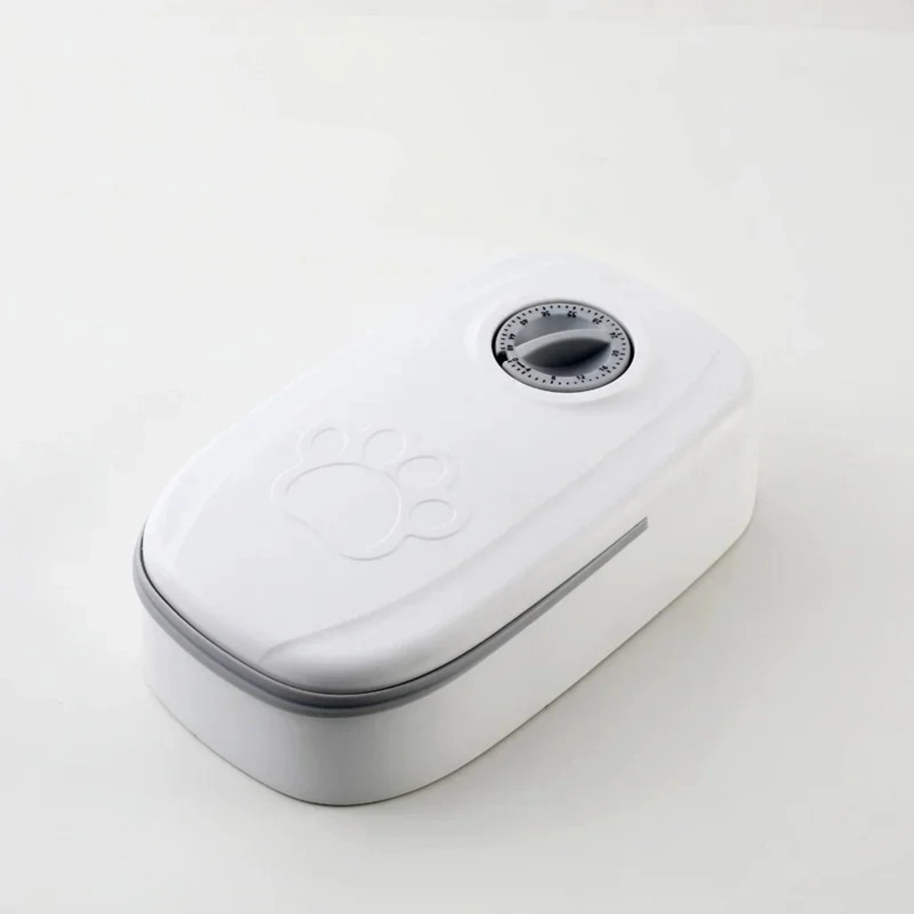 Distributeur croquette automatique blanc avec timer mécanique sur le dessus, fond blanc