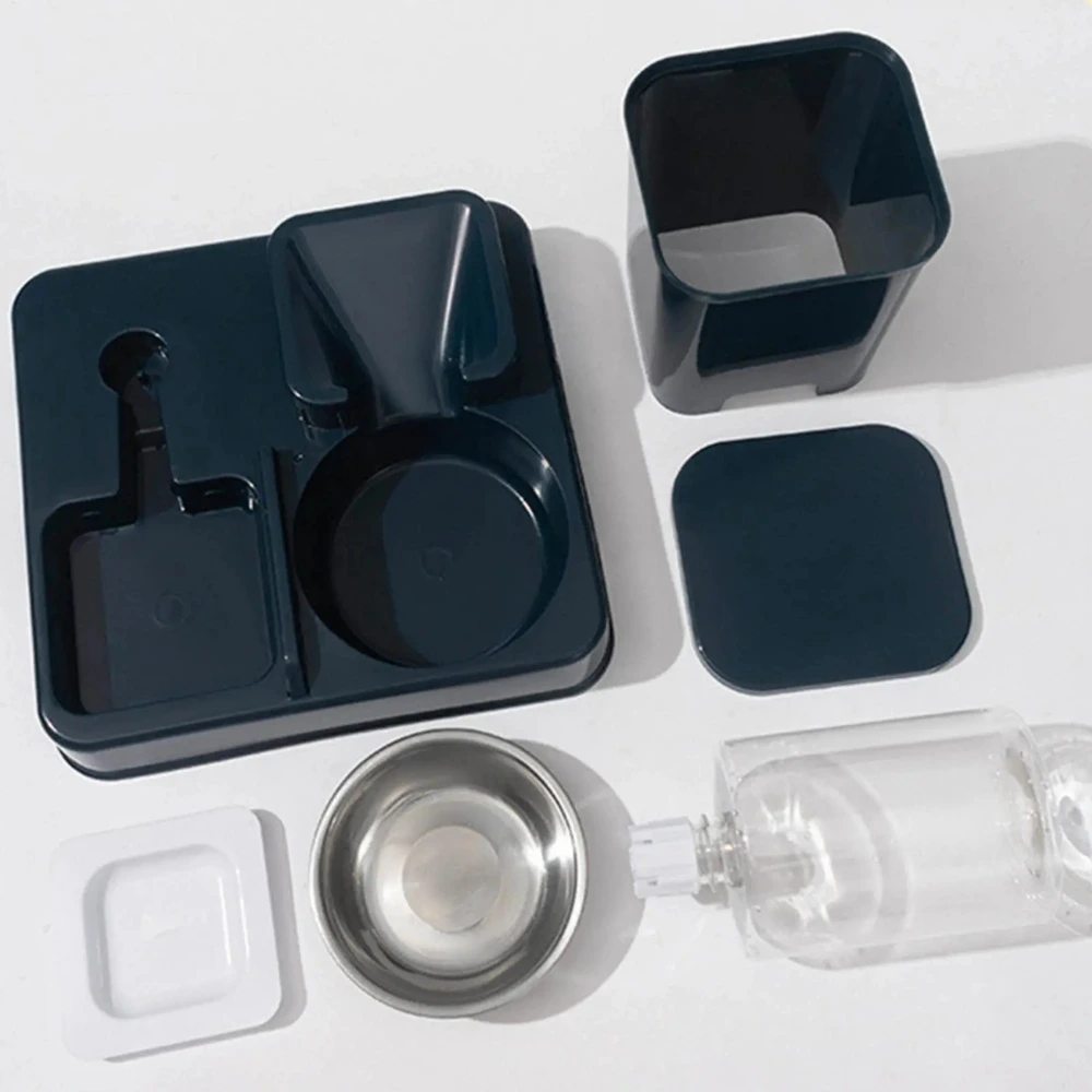 Pièces démontées du distributeur combiné chat, gamelle inox, réservoir et embase bleue