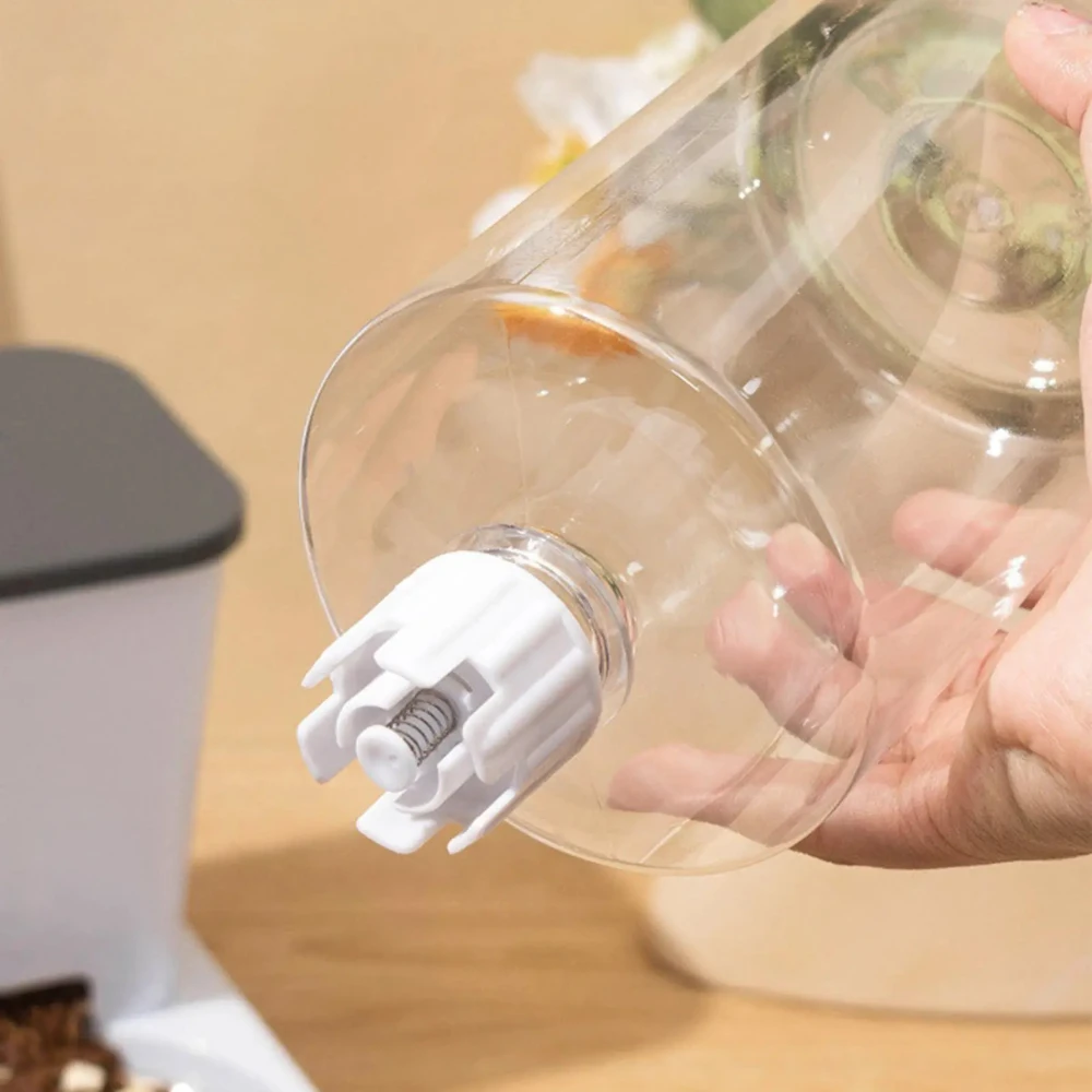 Gros plan sur le bouchon à ressort du réservoir eau transparent du distributeur chat