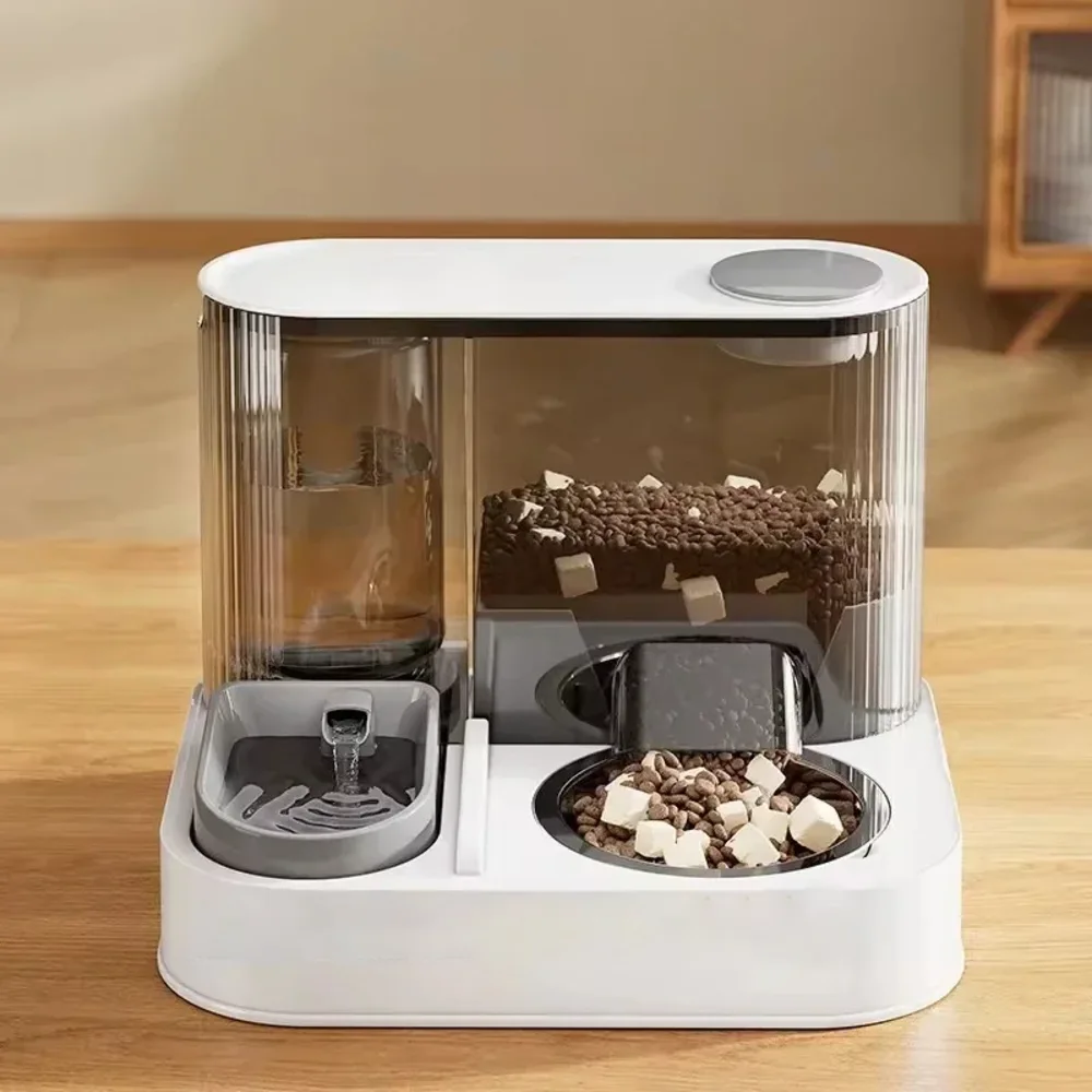 Nourrisseur automatique chat avec réservoir croquettes rempli et gamelle inox posé sur parquet