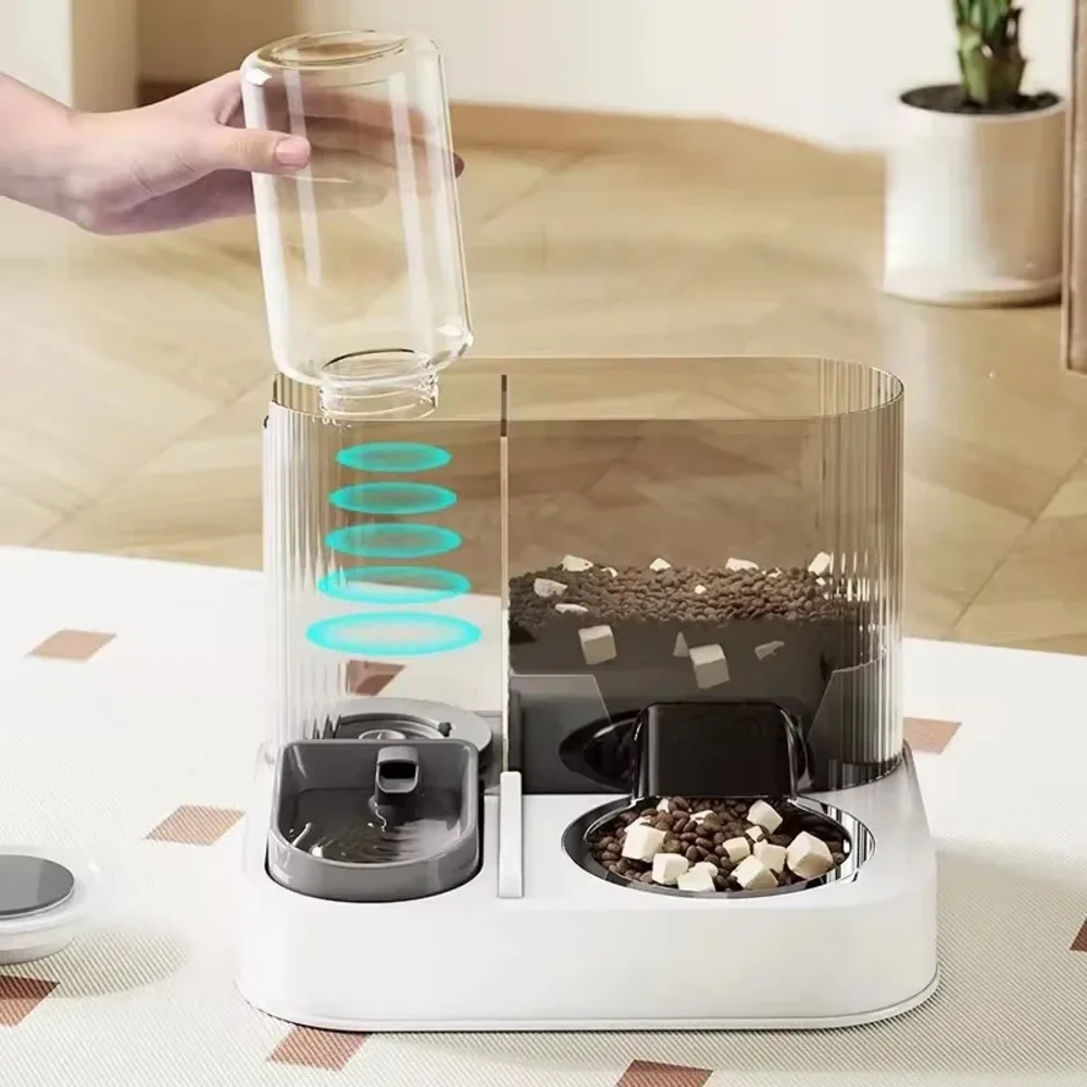 Main retirant le réservoir eau du distributeur croquettes chat avec indicateur de niveau lumineux