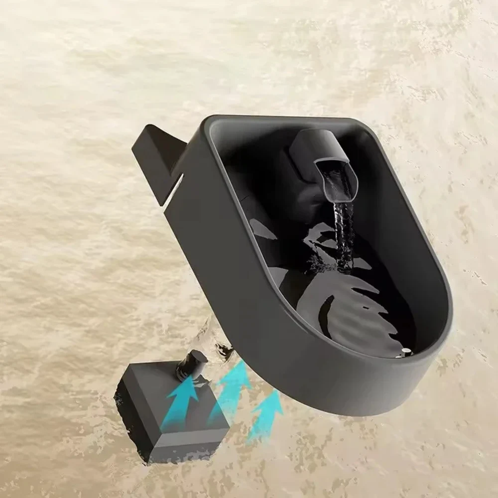 Zoom sur la fontaine eau filtrante électrique du distributeur chat avec flux d'eau visible