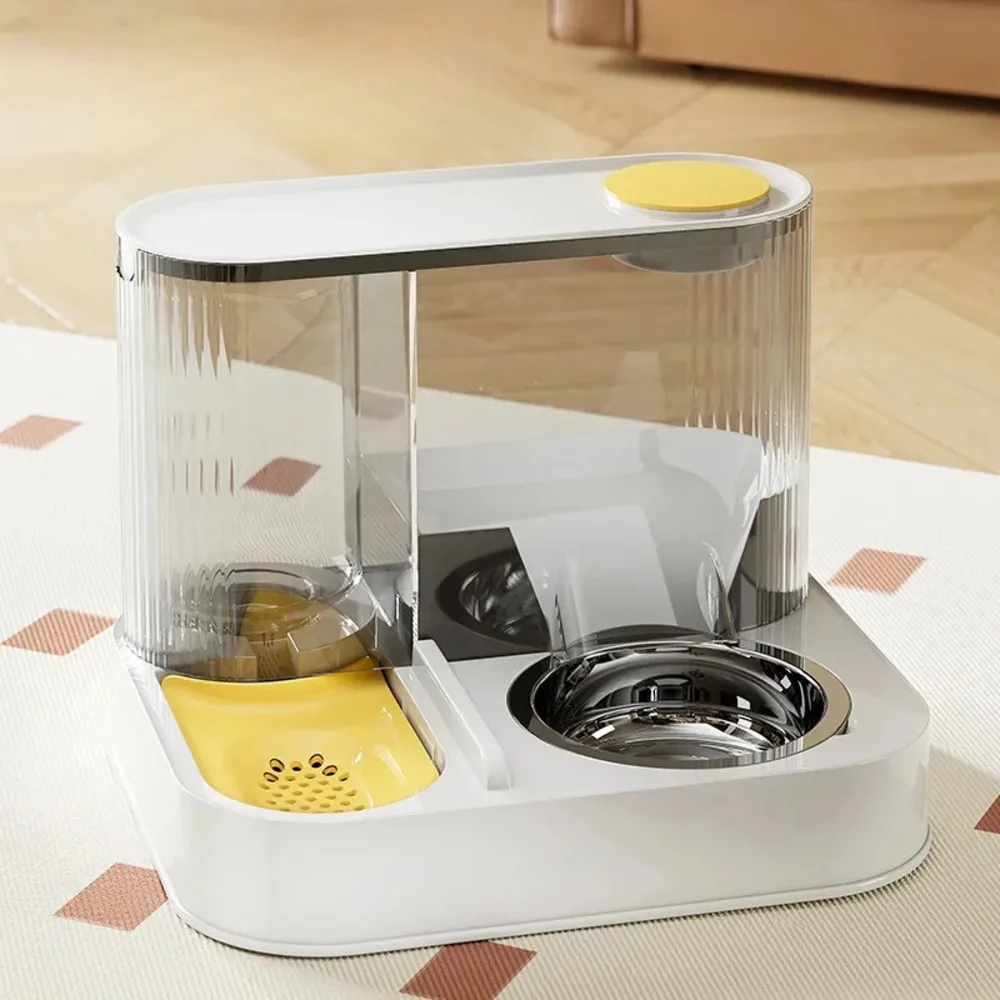 Distributeur croquettes et fontaine chat version jaune posé sur parquet, gamelle inox visible