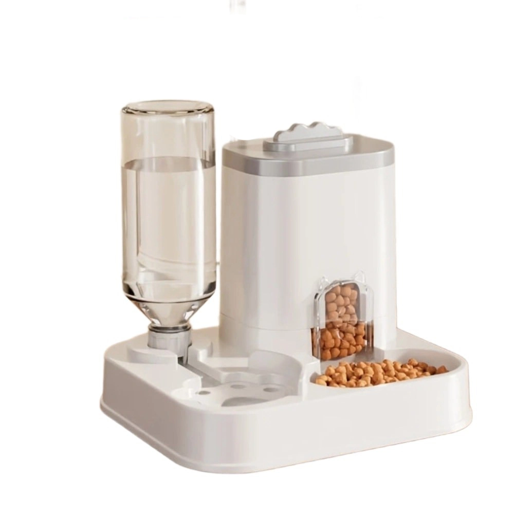 Distributeur croquette chat blanc bouteille eau gravité gamelle remplie de croquettes fond blanc
