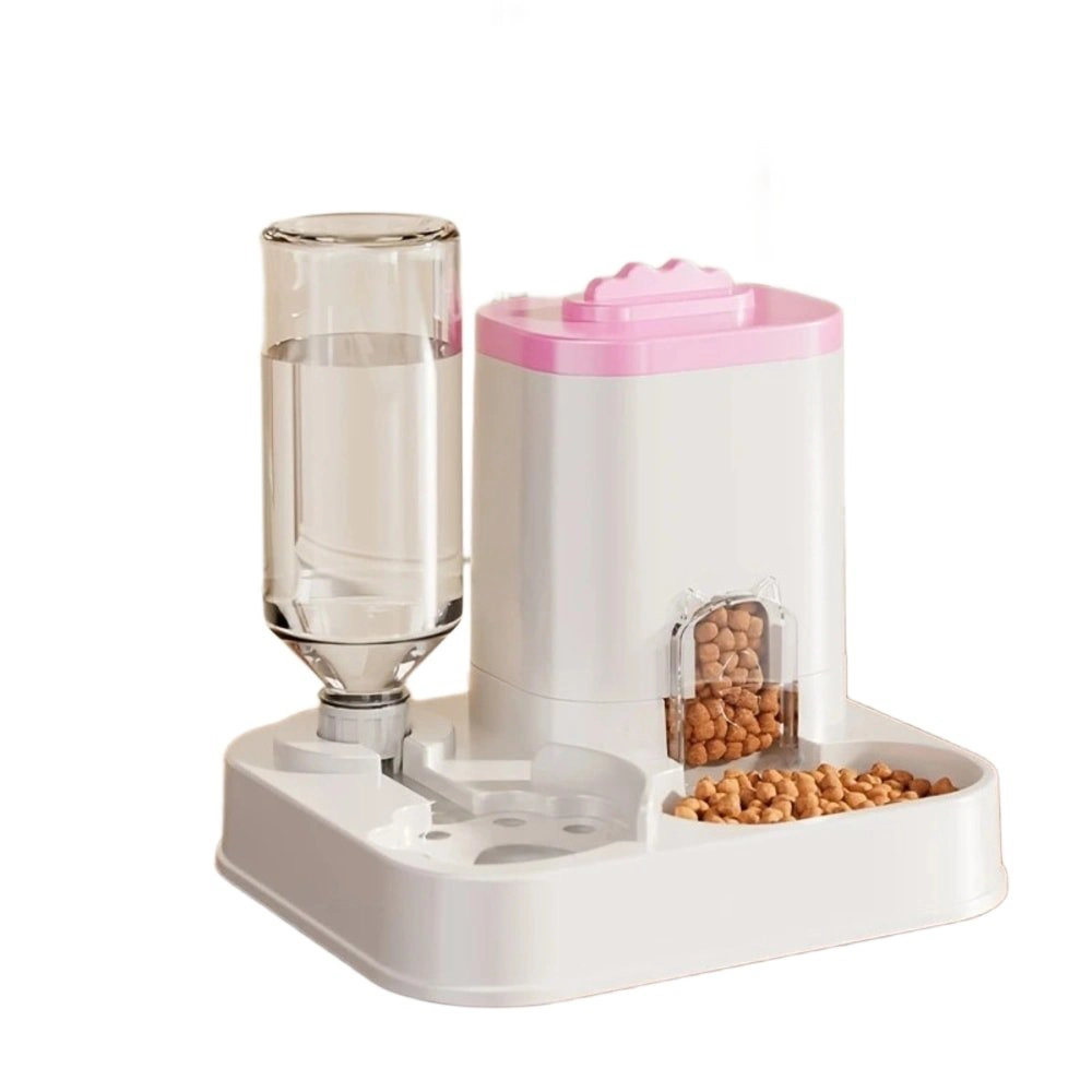 Distributeur croquette et eau chat coloris rose bouteille transparente gamelle croquettes fond blanc
