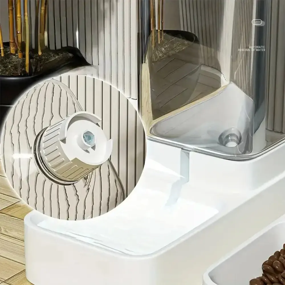 Zoom sur le mécanisme flotteur du distributeur eau automatique pour chien en plastique transparent