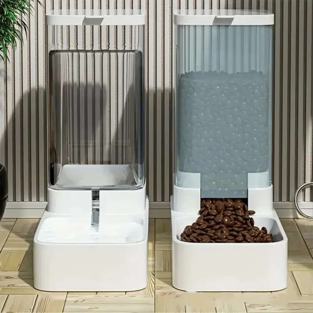 Distributeur eau et croquette automatique pour chien vus de face, gamelle croquette remplie de kibbles