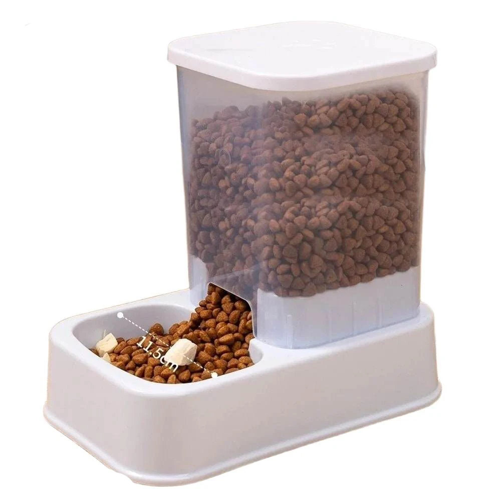 Distributeur croquettes automatique pour chat coloris blanc avec réservoir transparent rempli