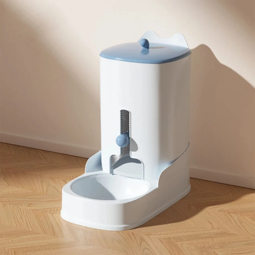 Distributeur croquettes pour chat coloris bleu ciel, gamelle intégrée, vue de face